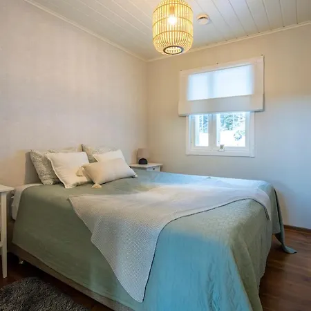 Lovely 10-person With A Lakeside Sauna And Hot Tub *